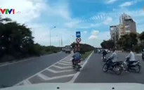 Bất chấp nguy hiểm, nhiều xe máy vẫn đi vào đường cấm trên đại lộ Thăng Long