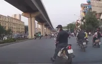 Xe máy suýt bị ô tô đâm do phanh gấp
