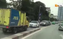 Hà Nội phạt lái xe tải đi ngược chiều trên cầu vượt Nguyễn Chí Thanh