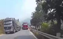 Clip: Tài xế xe container vượt ẩu khúc cua, suýt gây tai nạn