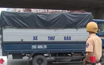 CSGT Hà Nội xử lý nhiều xe tải đội lốt xe thư báo