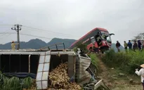 Xe khách tông xe tải văng xuống ruộng tại Hòa Bình