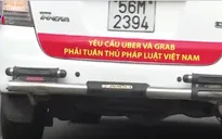 TP.HCM yêu cầu taxi Vinasun gỡ bỏ các biểu ngữ phản đối Uber, Grab