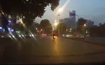 Taxi chạy ẩu chèn ngã người đi xe máy