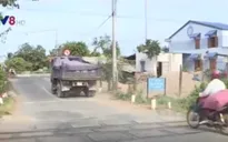 “Né” trạm thu phí, xe tải chọn đường liên xã nhỏ hẹp lưu thông