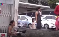 Bế trẻ em xin tiền trước cổng bệnh viện để tiêm chích ma túy