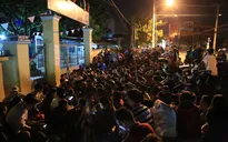 Chờ xuyên đêm trước cổng trường nộp hồ sơ xin học cho con