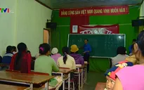 Lớp học xóa mù chữ ban đêm cho phụ nữ dân tộc