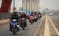 Ủy ban ATGT Quốc gia đề nghị làm rõ việc xe biển xanh lấn làn trên cầu Thanh Trì