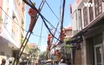 Điện lực Đà Nẵng ra quân xử lý cáp treo cột điện mất an toàn