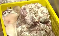 Phát hiện cơ sở sản xuất xúc xích bẩn tại Hà Nội