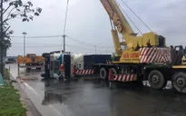 TP.HCM: Ôm cua nhanh trong cơn mưa, xe container lật nhào