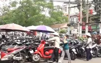 TP.HCM: Loạn giá giữ xe