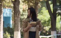 Tình khúc Bạch Dương - Tập 2: Cuộc gặp gỡ định mệnh chớp nhoáng giữa Vân (Hồng Loan) và Quang (Bình An)
