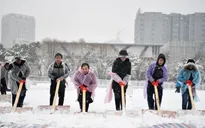 Hàng trăm người dọn tuyết trong giá rét ở sân vận động Thường Châu, Trung Quốc