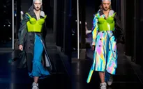 Dàn mẫu của Maison Margiela gây ấn tượng với thiết kế phát sáng dưới đèn flash