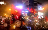 CĐV Việt Nam lái máy cày ăn mừng trên đường phố Hà Nội