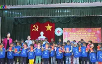 Đồng chí Trương Thị Mai tặng quà Tết bà con vùng đồng bào dân tộc