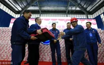 Công nhân xếp hàng nhận thưởng Tết từ “bức tường tiền"