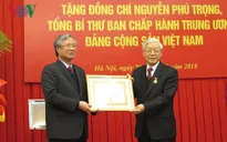 Tổng Bí thư Nguyễn Phú Trọng nhận Huy hiệu 50 năm tuổi Đảng
