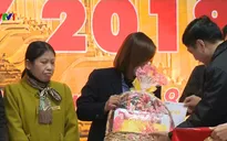 Chủ tịch Tổng Liên đoàn Lao động Việt Nam tặng quà cho người khó khăn đón Tết