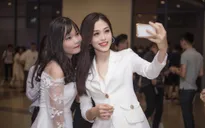 Á hậu Phương Nga diện đồ cá tính trở về trường trong vòng vây của sinh viên