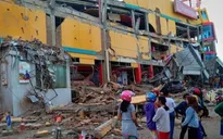Động đất, sóng thần tại Indonesia: Chôn cất tập thể các nạn nhân để ngăn dịch bệnh bùng phát