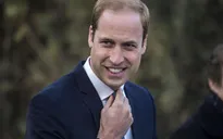 Hoàng tử William đá bóng cùng thanh niên ở Kenya