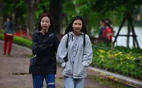 Người dân Hà Nội co ro trong gió lạnh đầu mùa