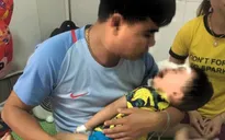 Bé trai 2 tuổi bị chó becgie nhà nuôi cắn rách mặt, tổn thương mắt