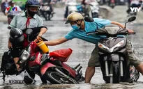 Người dân TP.HCM giúp nhau trong ngày triều cường dâng cao
