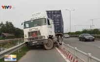 Container lao qua làn xe máy trên cao tốc, nhiều người thoát chết
