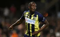 VIDEO: "Tia chớp đen" Usain Bolt gây sốt với cú đúp bàn thắng trong nghiệp quần đùi, áo số