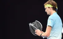 VIDEO: Giận dữ vì thua điểm, Zverev đập gãy vợt trong trận gặp Djokovic