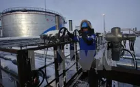 Các nước trong và ngoài OPEC tăng sản lượng khai thác dầu