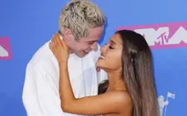 Vừa chia tay, Pete Davidson đã đùa cợt về chuyện kết hôn với Ariana Grande