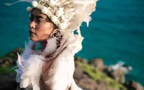 Hoàng Thùy Linh hoang dã đầy mê hoặc trong MV "Fall in love"