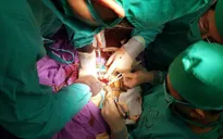 Cấp cứu kịp thời cứu sống cả mẹ và con bị rau bong non