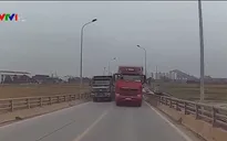 Xe tải vượt ẩu trên cầu, tai nạn giao thông trong gang tấc