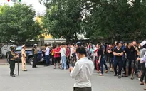 Kẻ ôm lựu đạn cố thủ trong nhà đã ra đầu thú