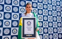Cô gái Brazil ghi danh kỷ lục mới về lướt sóng của phụ nữ