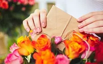 Không chỉ nam giới, nhiều cô gái cũng đau đầu tìm mua quà ngày 20/10