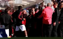 Trợ lý HLV Sarri mất đống tiền vì trêu ngươi Mourinho
