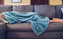 Nguy hiểm “chết người” từ thói quen trùm chăn kín đầu khi ngủ