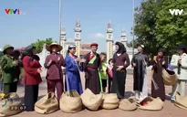 Cười ngặt nghẽo cùng trò chơi chạy ró làng Guột, Bắc Ninh
