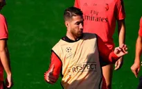 Bị gạt tay trúng má, Sergio Ramos nổi điên đá liên tiếp vào người đồng đội