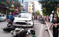 Ô tô lao sang đường ngược chiều, đâm liên hoàn 4 xe máy