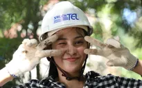Hoa hậu Tiểu Vy đào đất toát mồ hôi vẫn vô cùng dễ thương