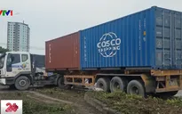 Xe đầu kéo tông gãy hàng loạt biển báo giao thông trên Quốc lộ 51