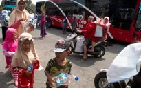 Mua vé xe bus bằng vỏ chai nhựa